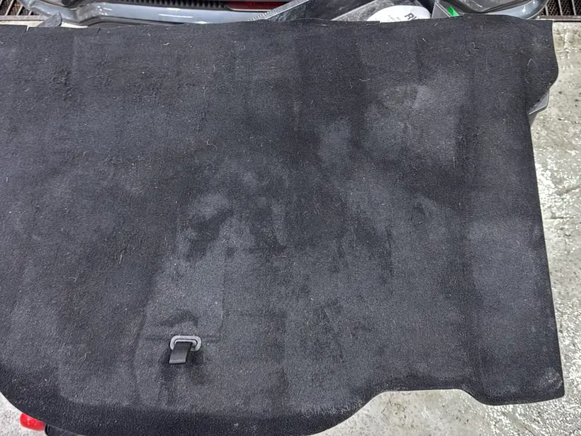 La misma alfombra de baúl limpia y con la fibra recuperada, después del trabajo