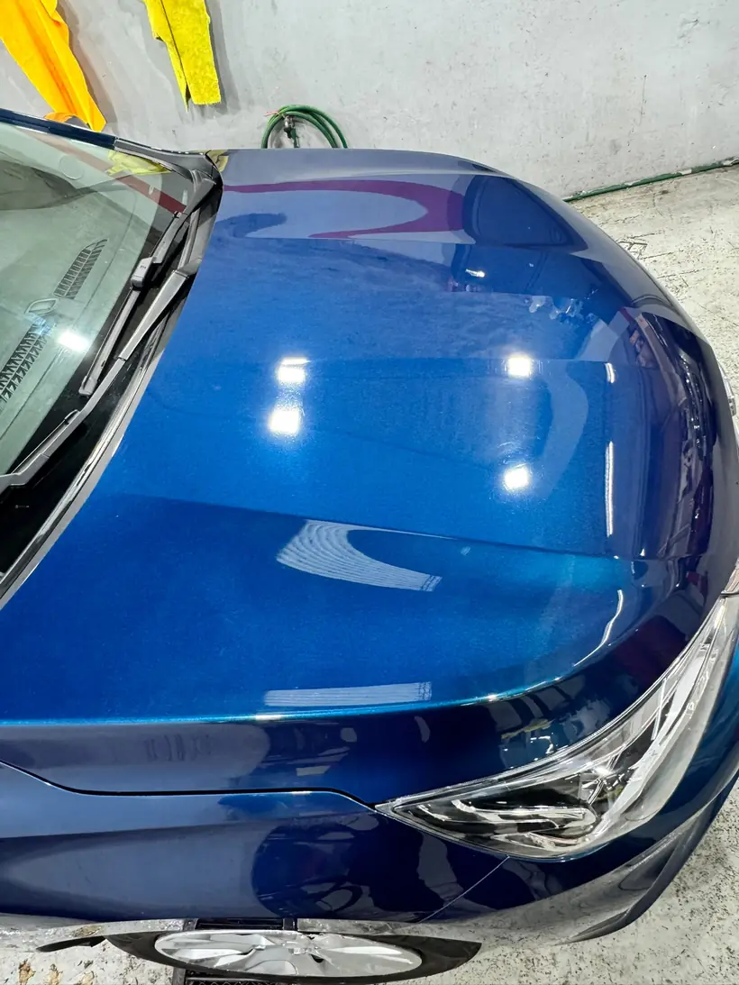 Capó azul con brillo profundo tras el sellado cerámico