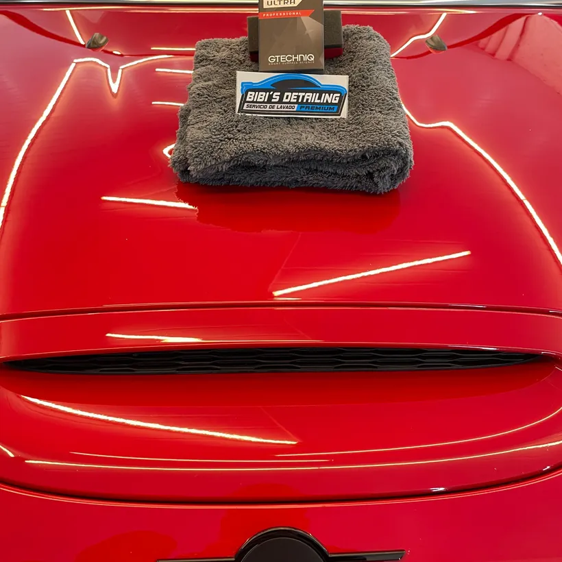 Capo rojo con la toalla de BIBI'S DETAILING apoyada