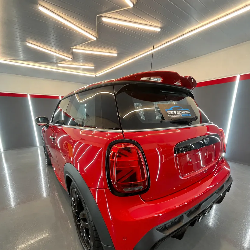 Mini rojo visto desde atras