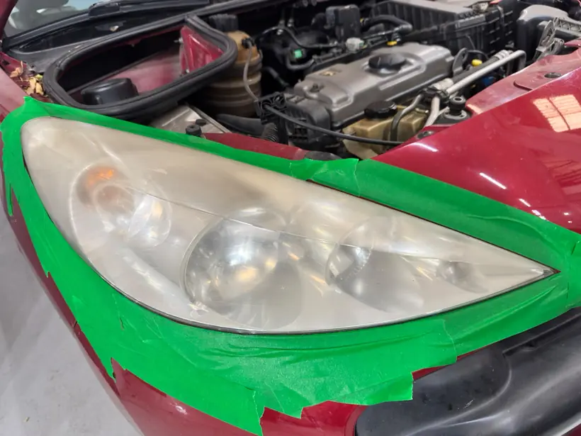 Óptica de auto rojo enmascarada con cinta verde