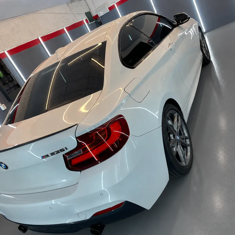 Cola de un BMW Serie 2 blanco tras el sellado ceramico