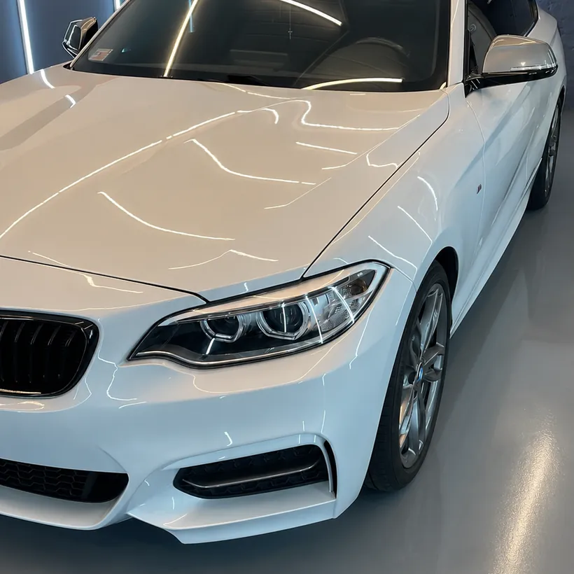 BMW Serie 2 blanco de frente con reflejo limpio