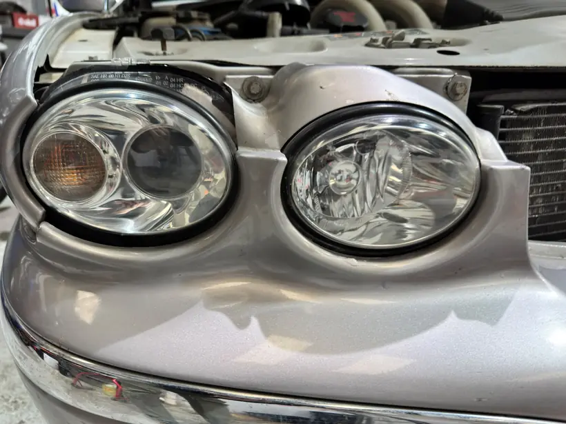 Ópticas dobles recuperadas en auto plateado