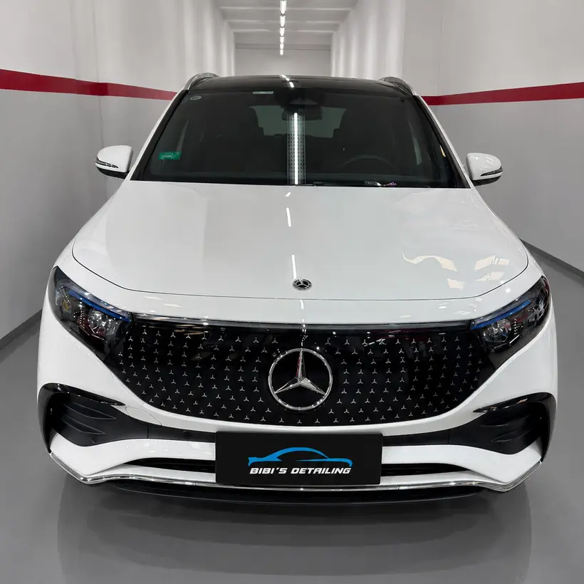 Frente de un Mercedes EQA blanco con PPF en capó y paragolpes