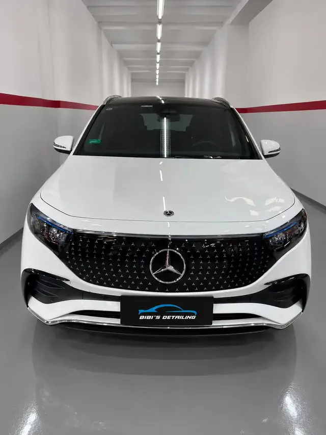 Frente de un Mercedes EQA blanco con PPF en capó y paragolpes