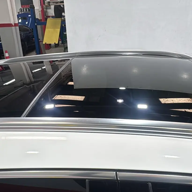 Techo panorámico de un auto blanco con la lámina colocada