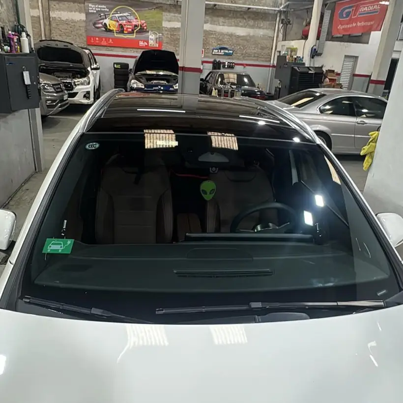 Parabrisas de un auto blanco visto desde arriba, con la lámina puesta