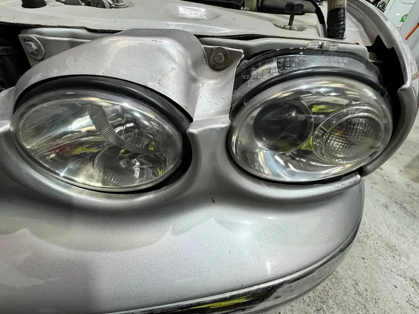 Faros dobles antes del pulido, con el plástico opaco