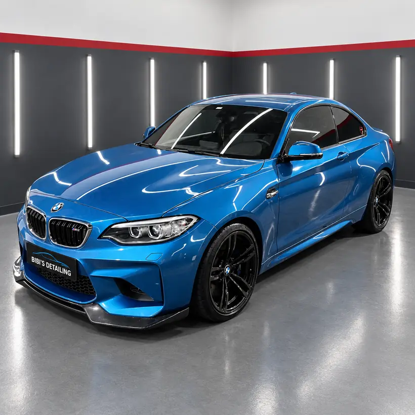 BMW M2 azul de frente en el box, recién lavado