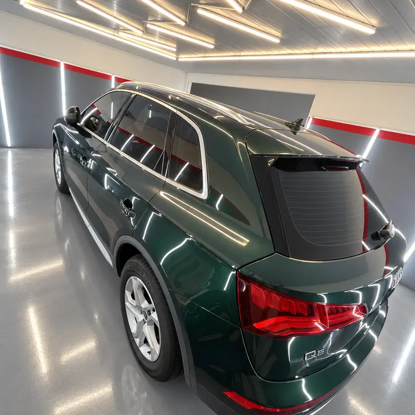 SUV verde oscuro visto desde atrás con la pintura brillante