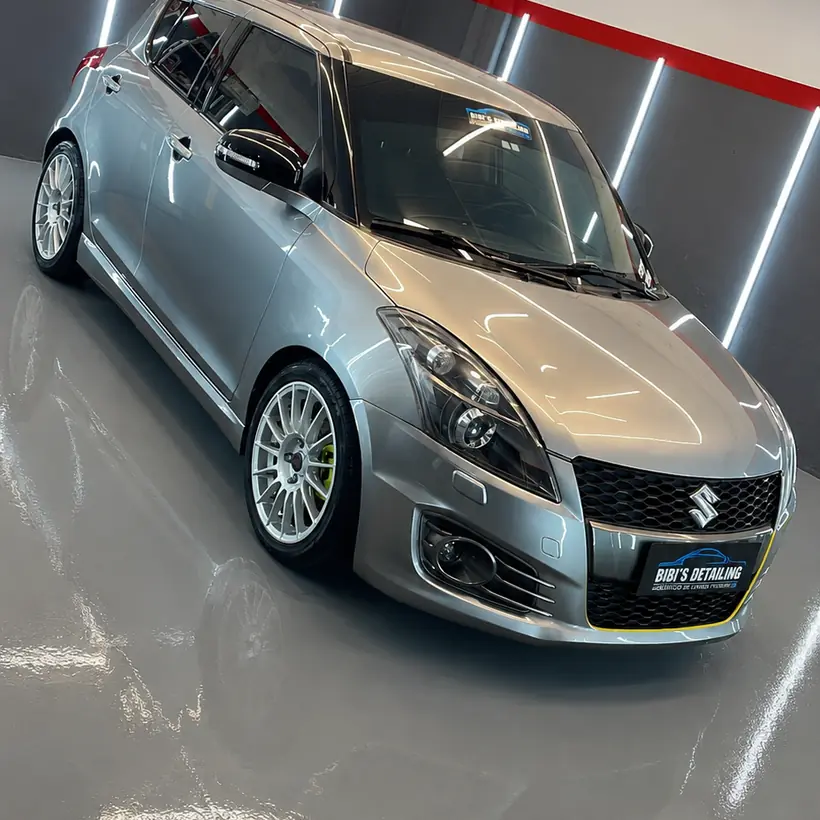 Suzuki Swift plateado de frente