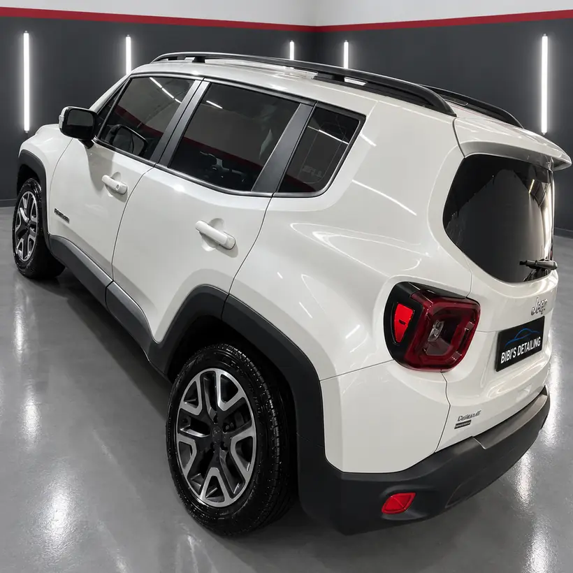 Jeep Renegade blanco visto desde atrás