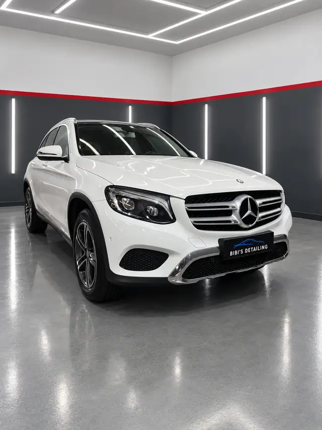 Mercedes GLC blanca de frente