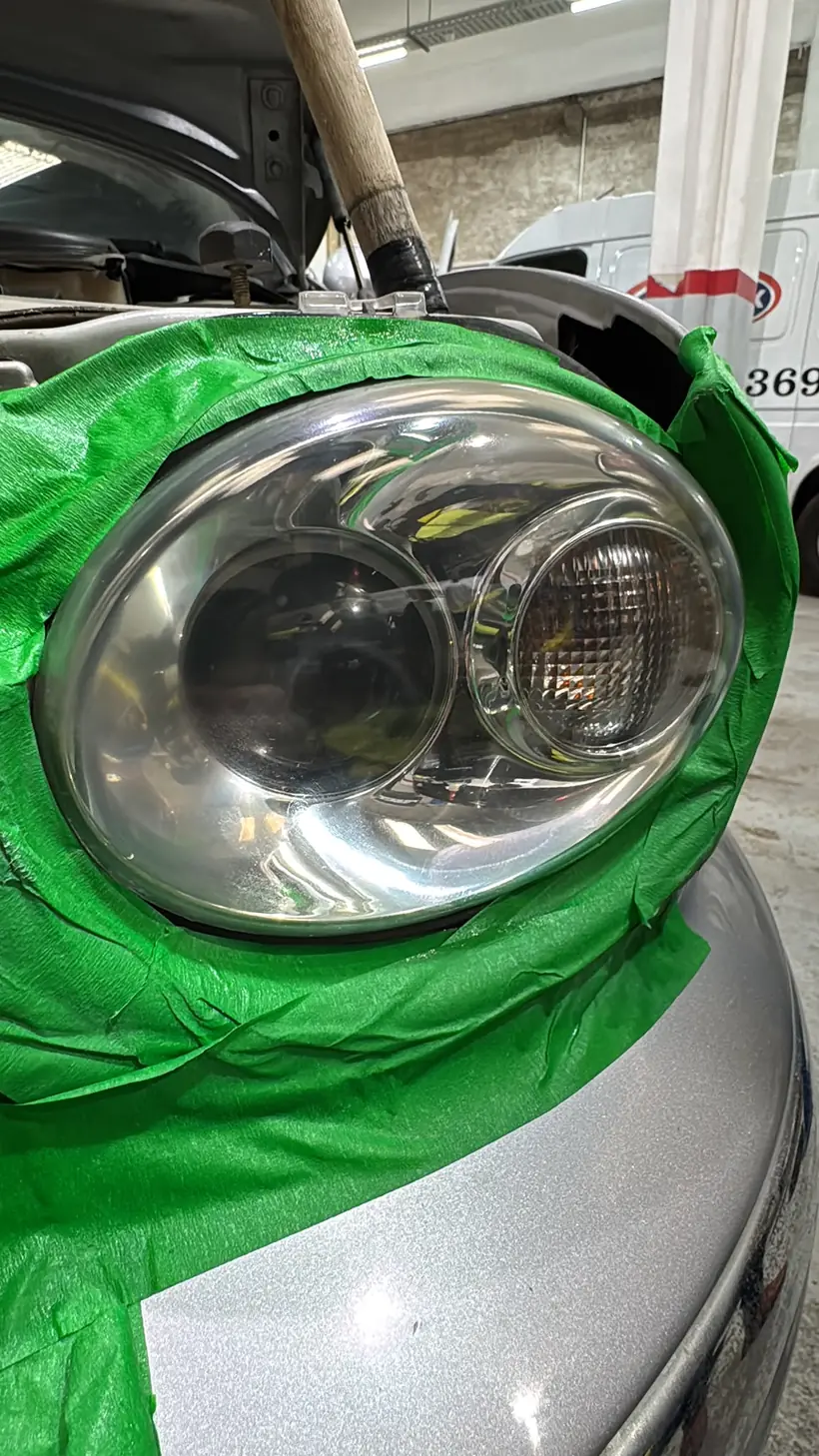 Óptica protegida con cinta verde durante el lijado