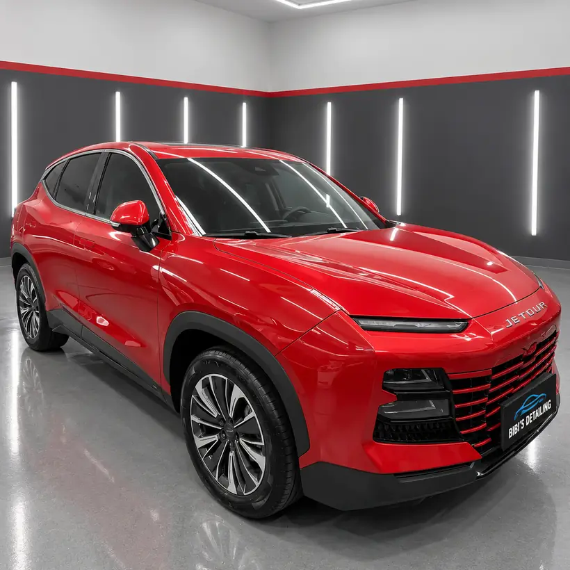 SUV rojo de frente, lavado y encerado