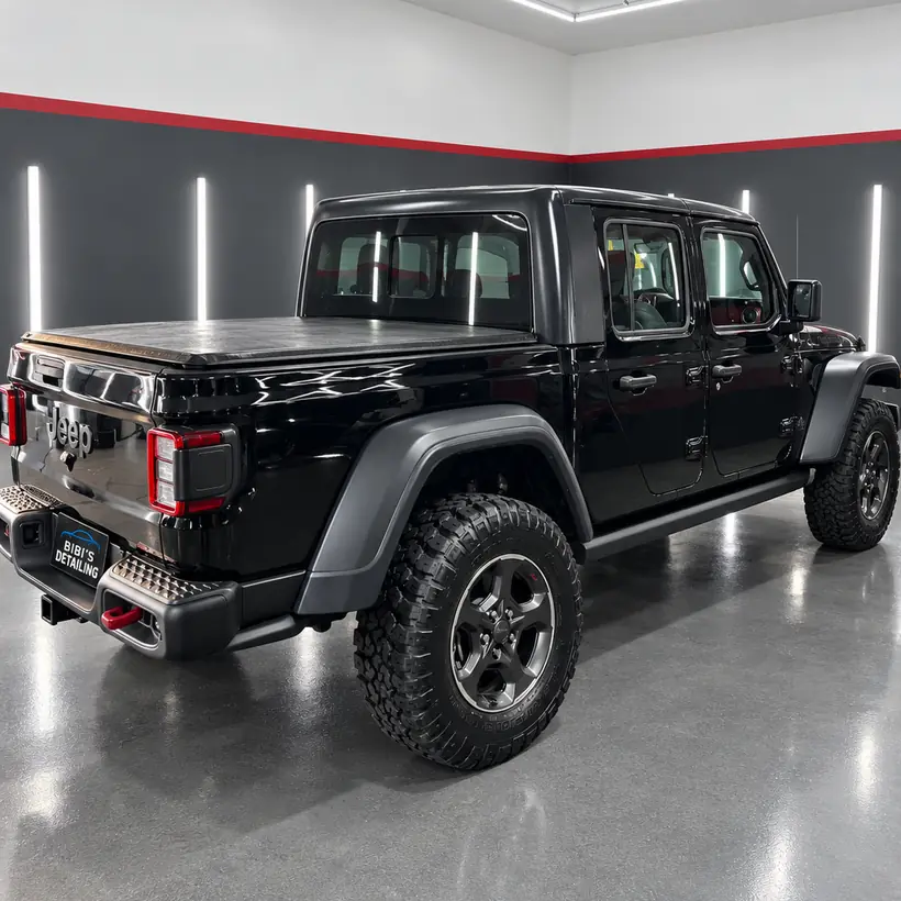 Jeep Gladiator negra vista desde atrás
