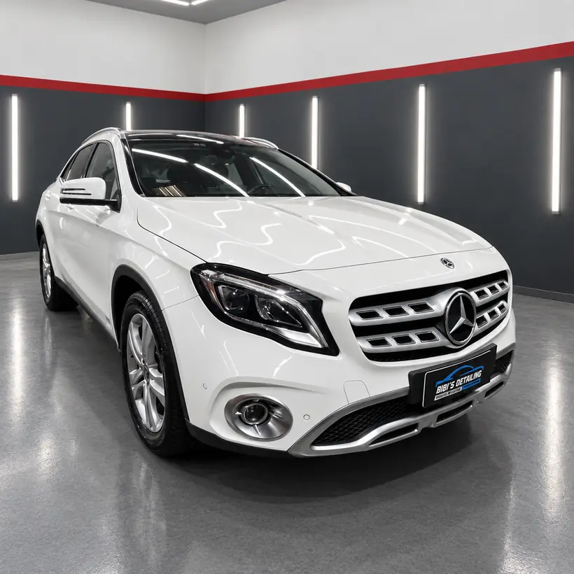Mercedes GLA blanca de frente