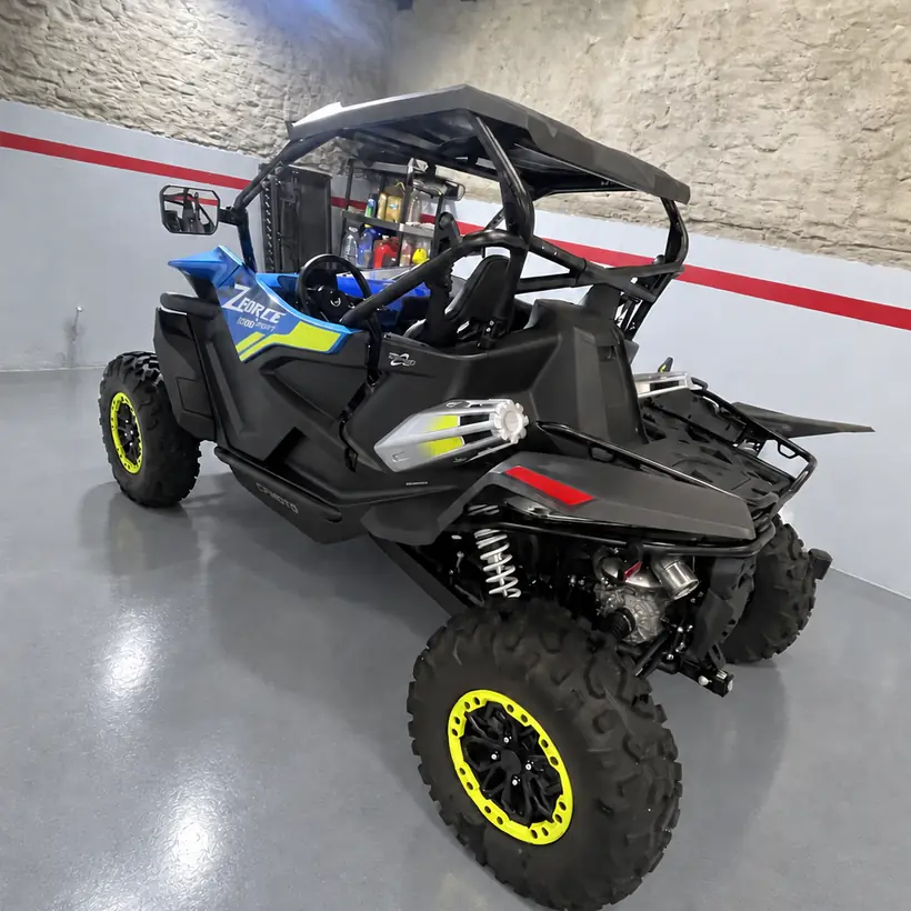 UTV negro con llantas amarillas, de frente