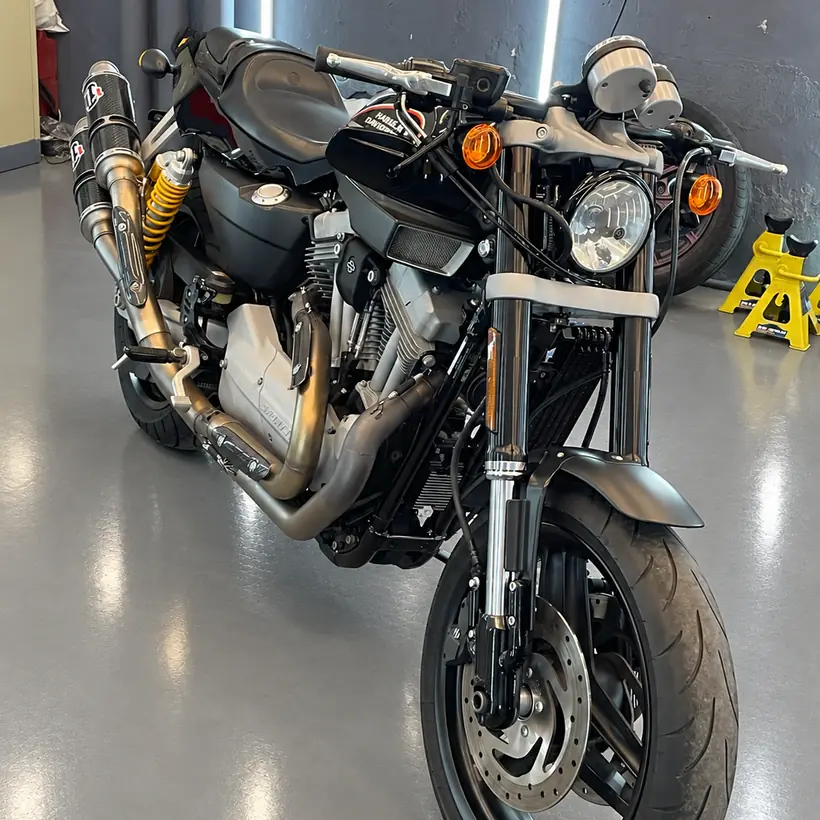 Moto negra de frente, lavada y detallada