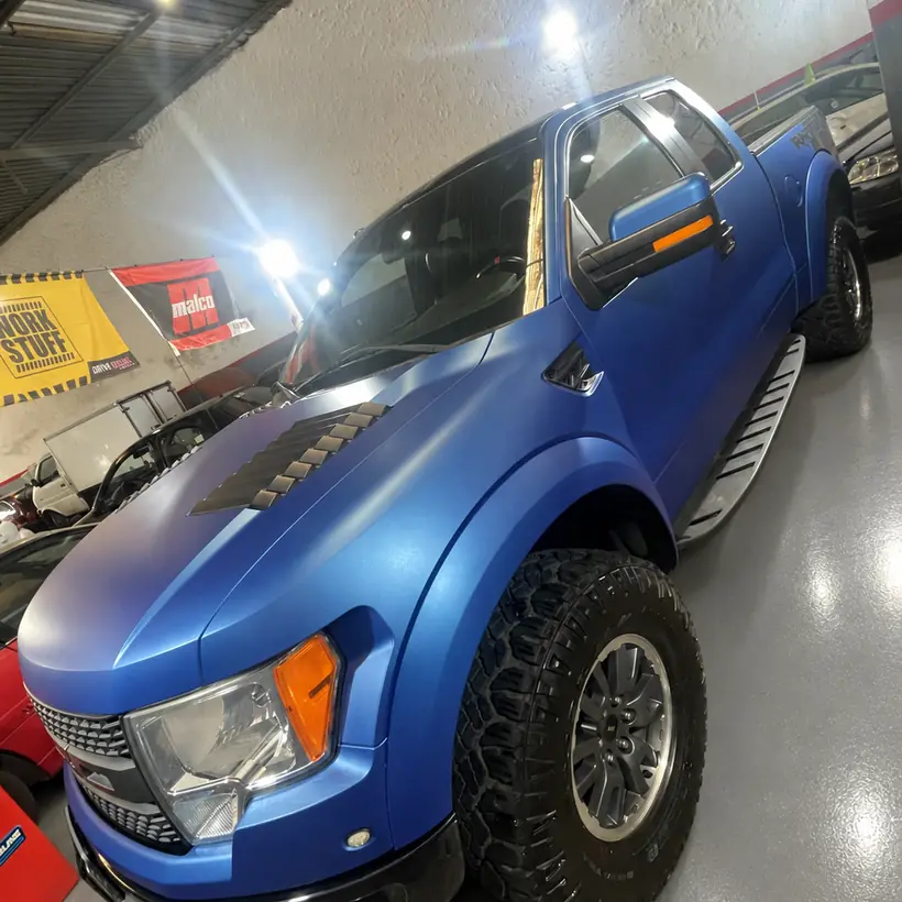Camioneta Ford F-150 azul de frente