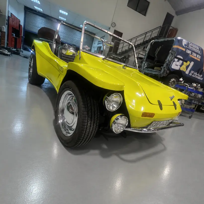 Buggy amarillo lavado en el taller