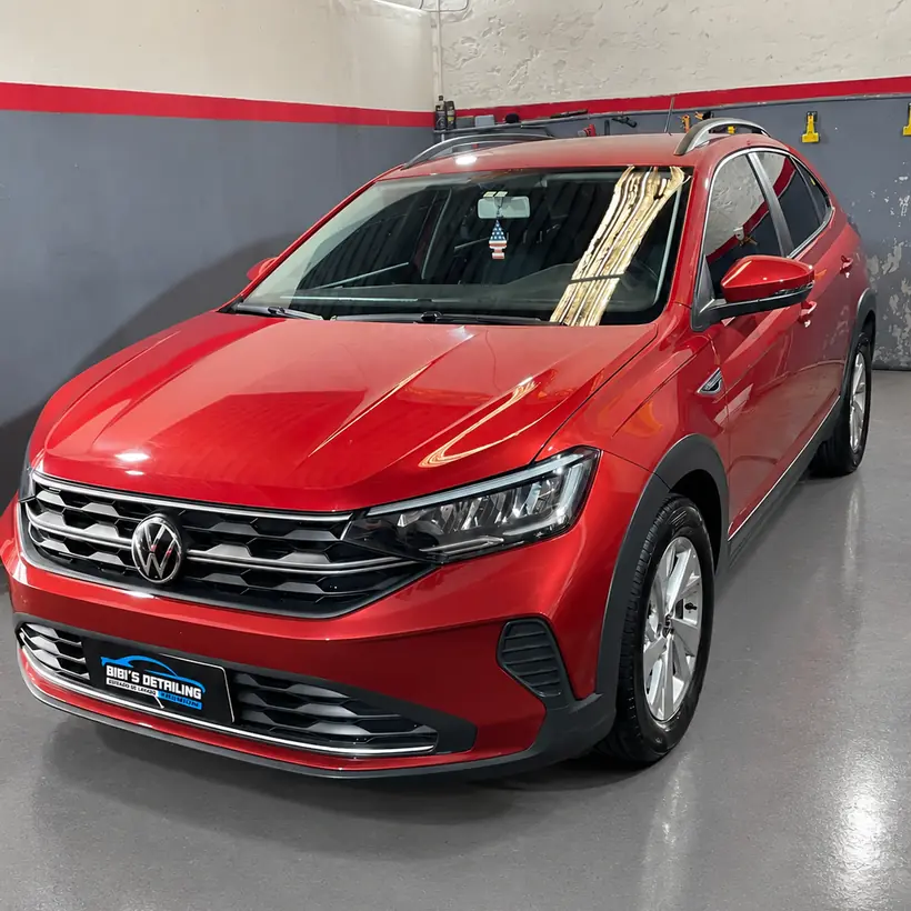 Volkswagen Nivus rojo de frente