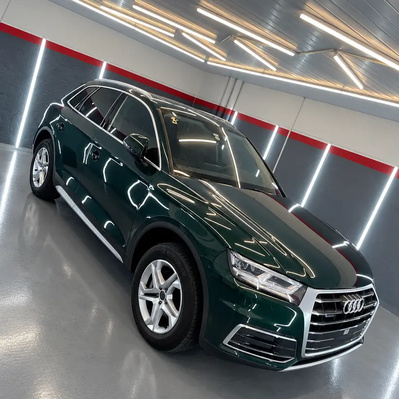 Audi Q5 verde oscuro de frente