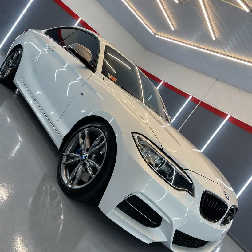 BMW blanco visto desde atrás