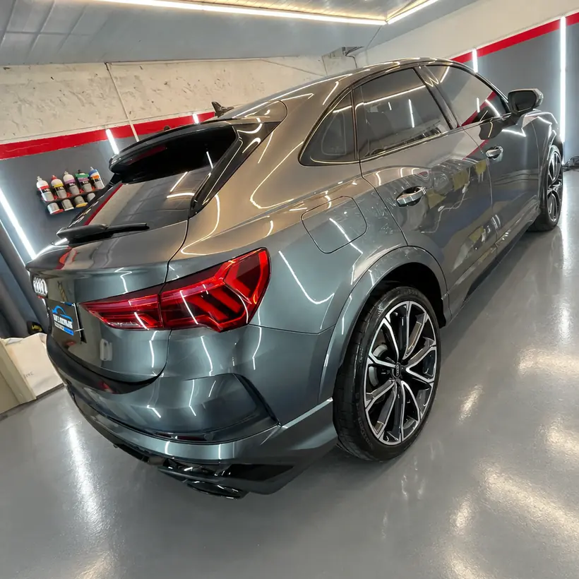 Audi Q3 gris visto desde atrás