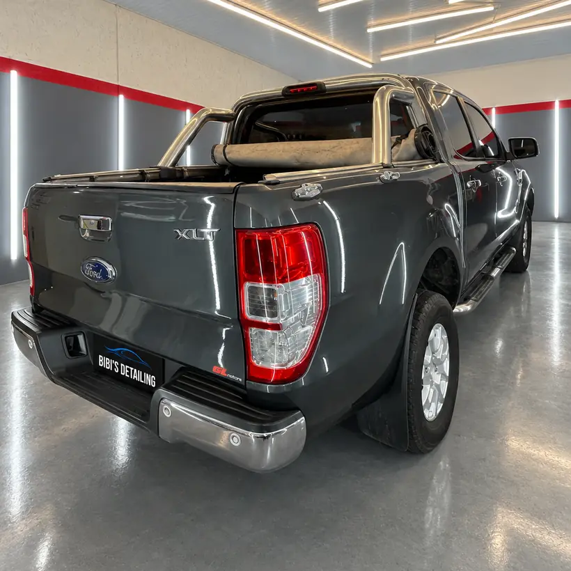 Camioneta Ford Ranger gris vista desde atrás