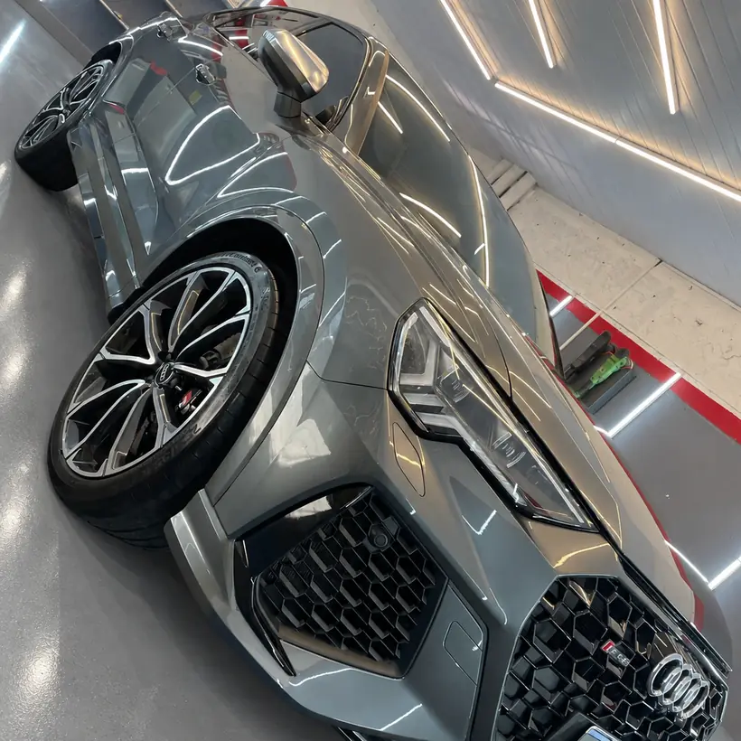 Audi gris, detalle del frente y la llanta