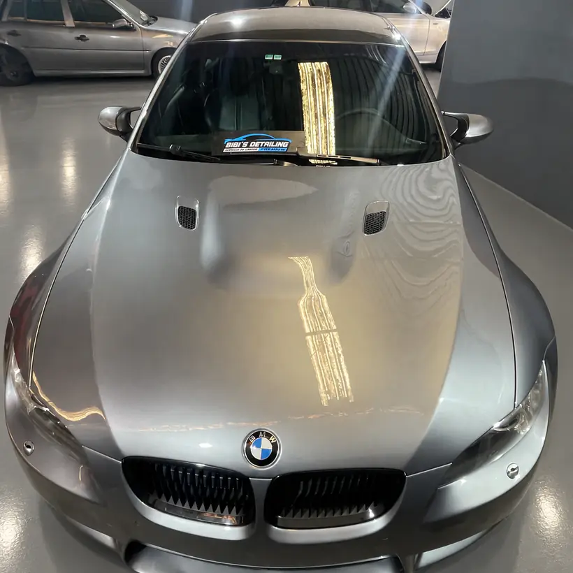 BMW gris, detalle del capó