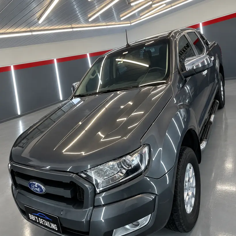 Ford Ranger gris de frente
