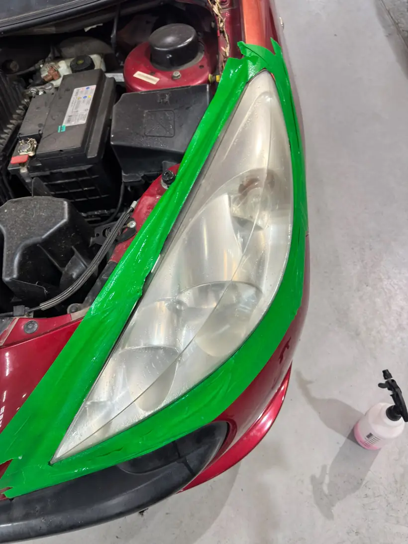 Óptica de auto rojo con la máscara verde puesta