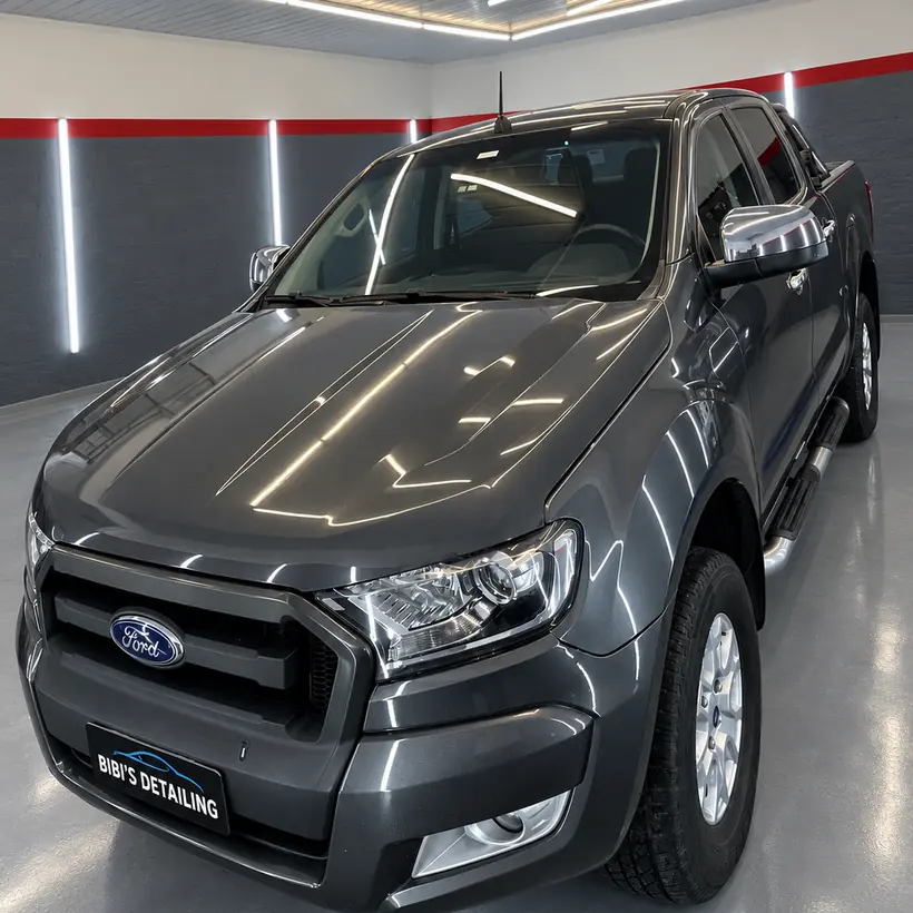 Ford Ranger gris de frente, otra toma