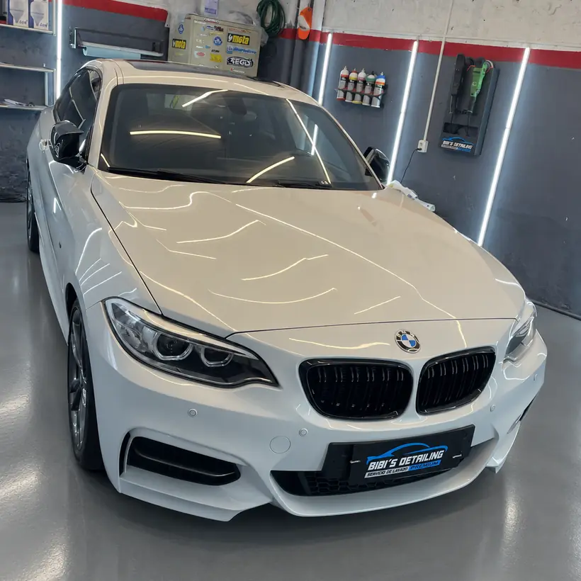 BMW Serie 2 blanco de frente en el box