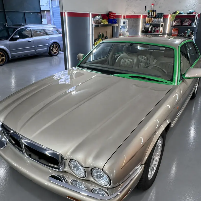 Jaguar clásico plateado de frente