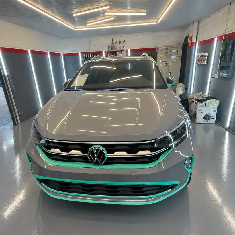 Volkswagen enmascarado con cinta verde, capó lavado