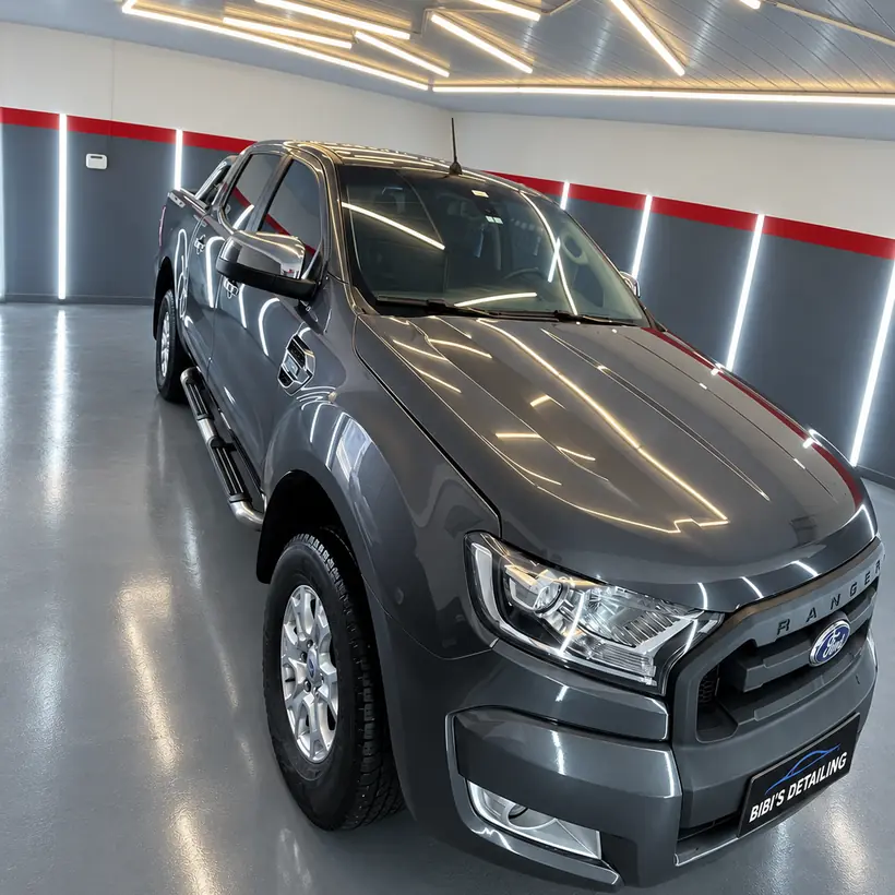 Ford Ranger gris de frente en el box