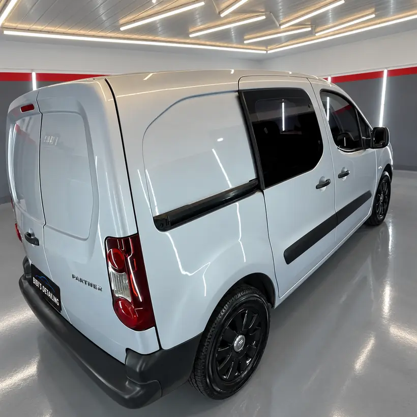 Furgón Peugeot Partner blanco visto desde atrás