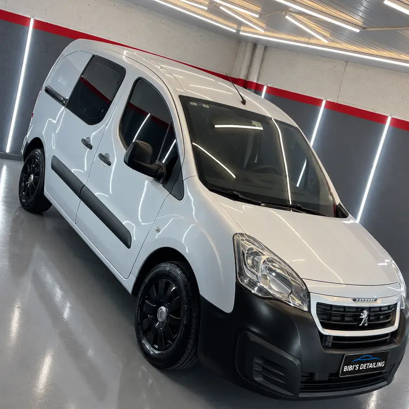 Peugeot Partner blanca de frente