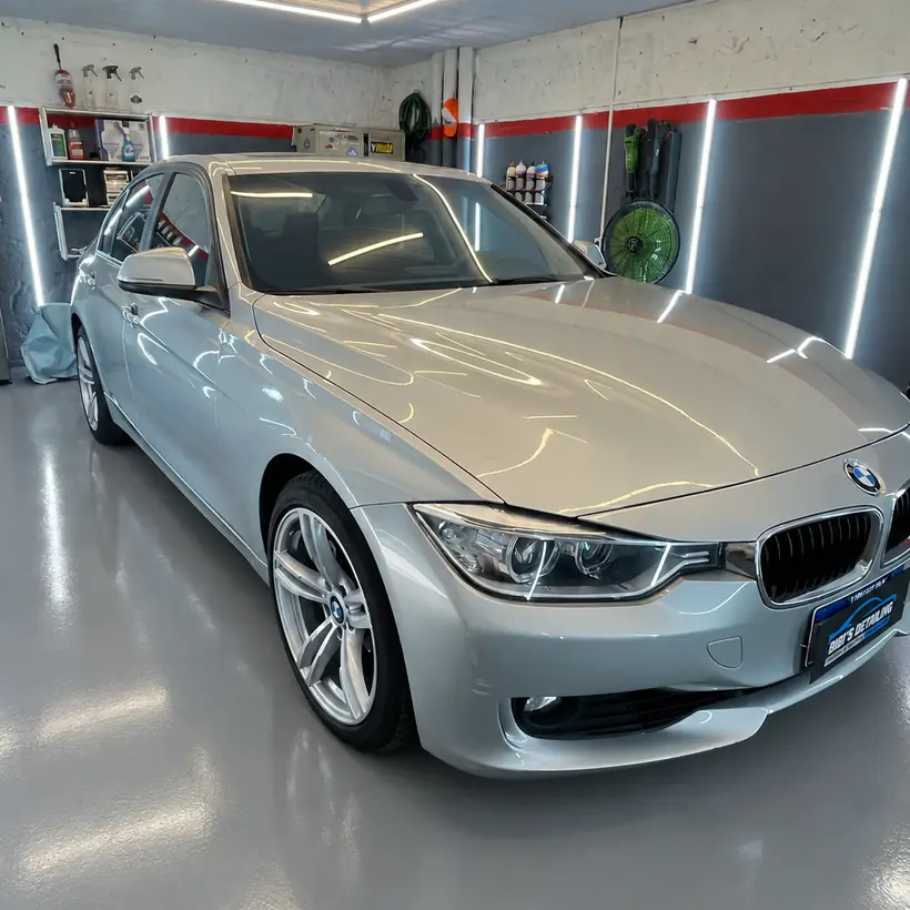 BMW plateado de frente