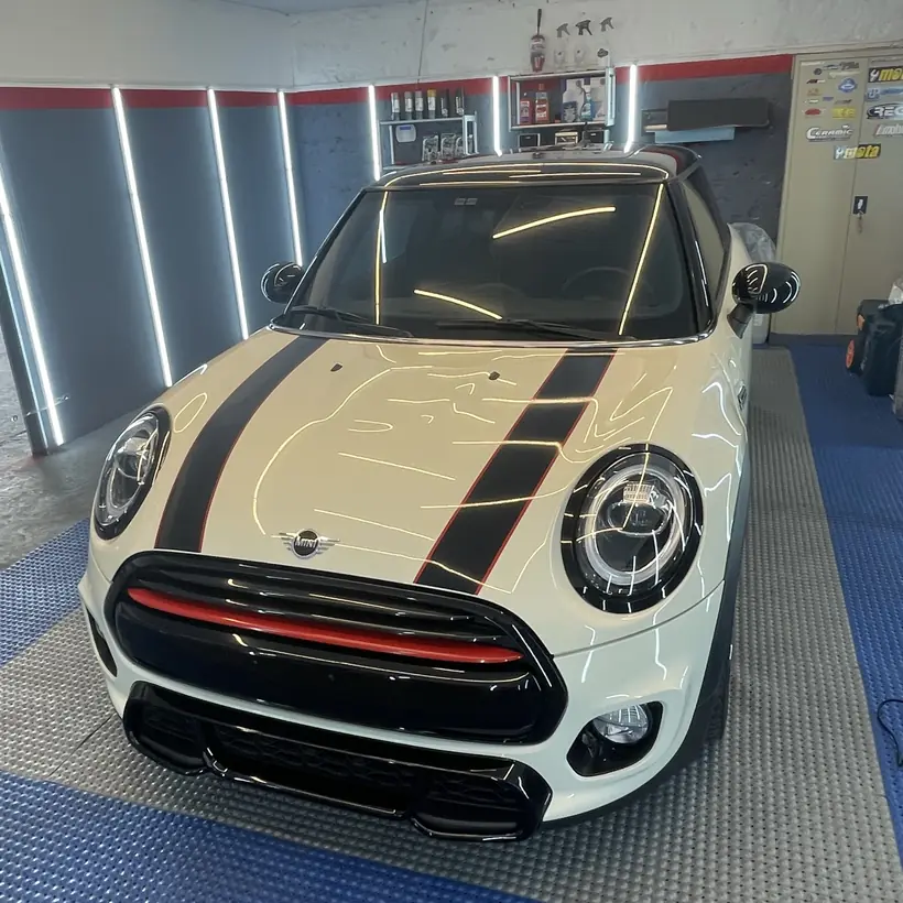 Mini Cooper con franjas negras de frente