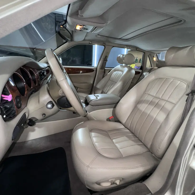 Interior de cuero beige de un Jaguar, limpio