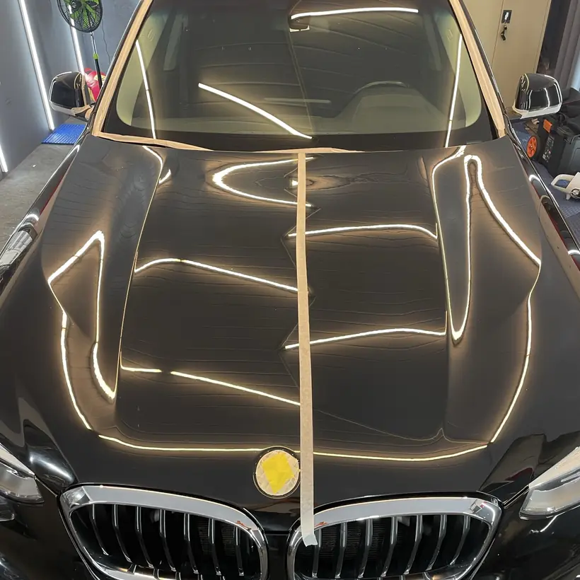 BMW X6 negro, detalle del capó