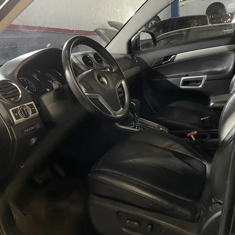 Interior negro de un auto, limpio