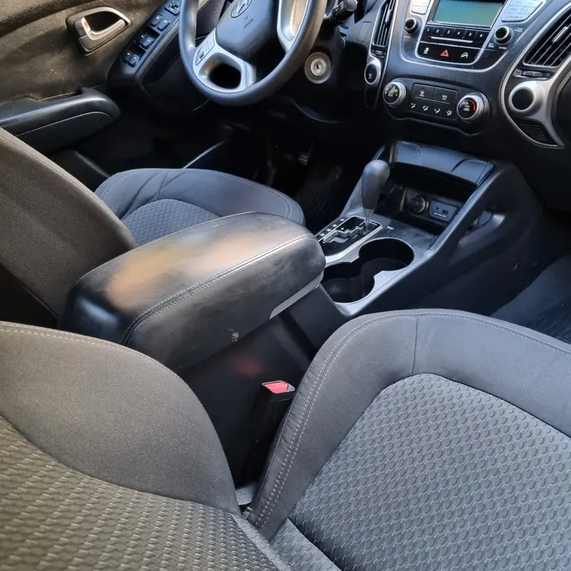 Interior gris de un Hyundai, limpio