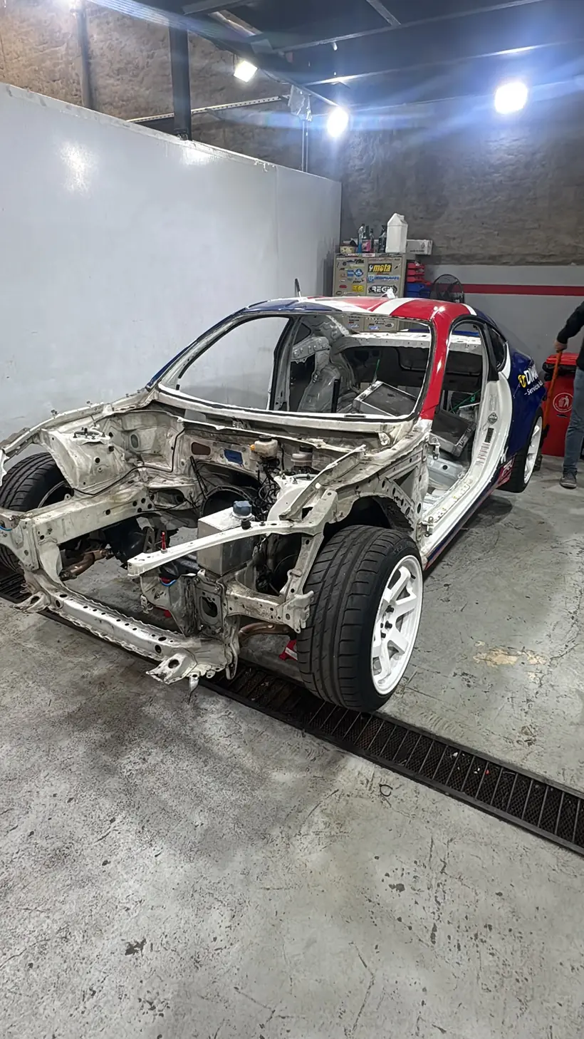Chasis de auto en proceso dentro del taller