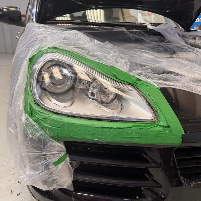 Óptica de Porsche protegida con nylon y cinta verde